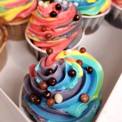 Caja cupcakes arcoiris