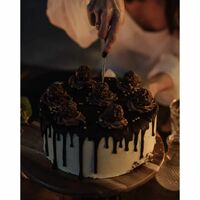 🌲 Bienvenido Diciembre 😊
Y con ello nuestra tarta Edición limitada Ferrero 💛
Este año, versión mejorada, más chocolate, más avellana, más adictiva si cabe.
👉¿Queréis probarla?
📱 Podéis hacer vuestro pedido enviándonos un WhatsApp (link en BIO)
💻 O a través de nuestra página web.

Creemos que estás navidades se merecen un postre así de 🔝

#cake #tarta #buttercreamcake #customizedcakes #tartadecorada #tartapersonalizada #tartasdecoradas #tartacumpleaños #pasteleriapersonalizada #pasteleria #lordcupcake #lordcupcake_bilbao #bilbao #ferrero #christmas #navidad